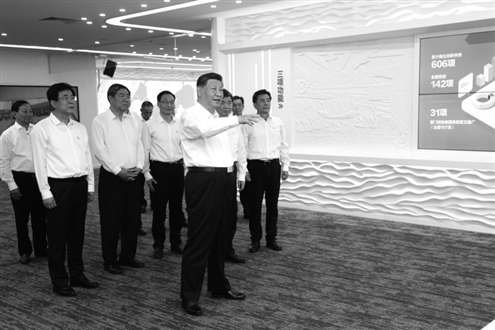 10月15日至16日,中共中央总书记、国家主席、中央军委主席习近平在福建考察。这是16日上午,习近平在中国(福建)自由贸易试验区厦门片区参观自由贸易试验区建设成果展。新华社发